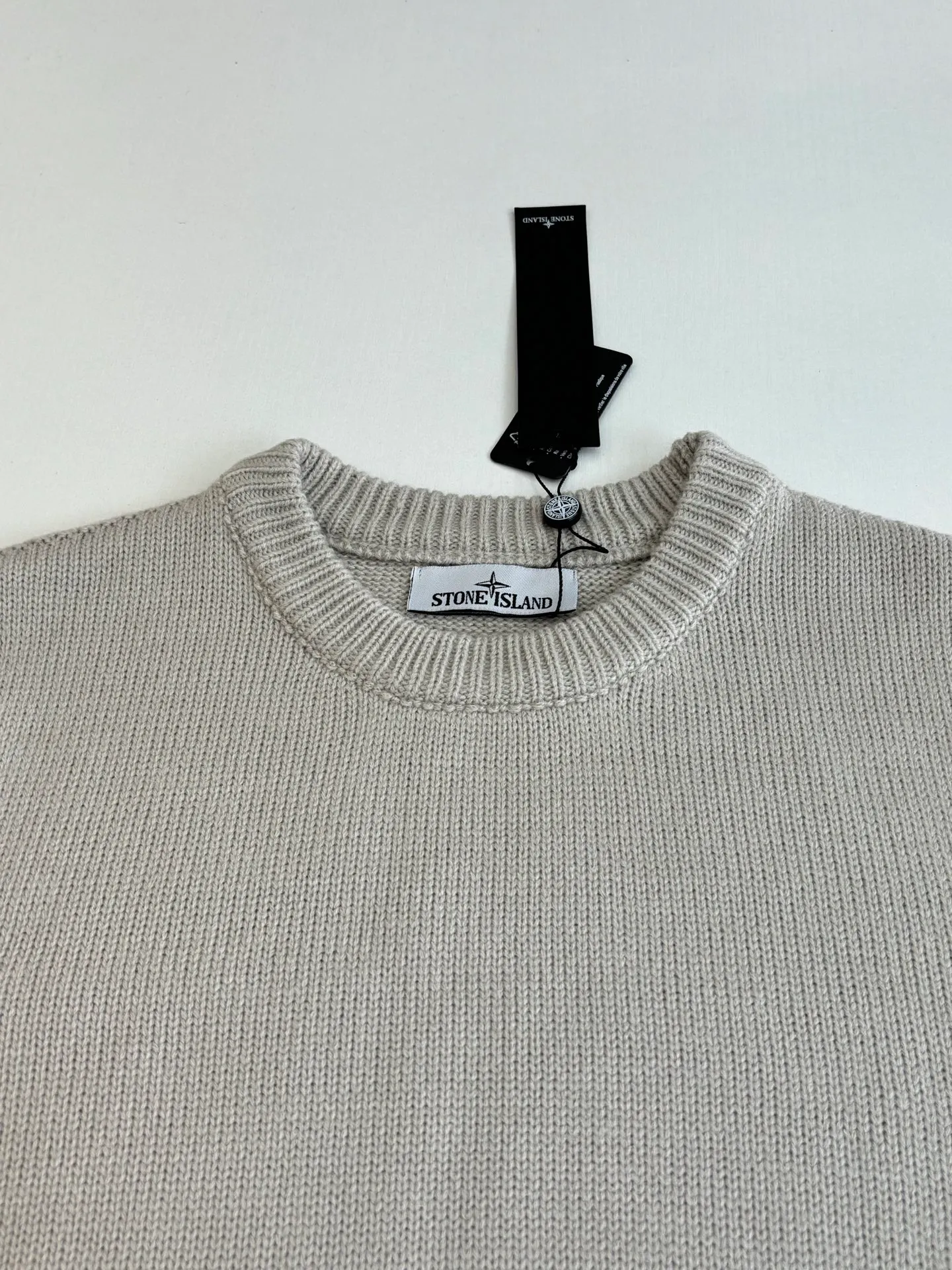 P410 Stone islan*/stone island solid color basic armband round neck knitted sweater. The original version was purchased and developed by 2488. The fabric is made of wool yarn blended nylon. The overall comfort is more skin-friendly than the original version. The YB upper body is particularly tight. We adjusted the overall feel and skin-friendly feeling based on the original wool yarn quality. Both are more comfortable and breathable than the ZP upper body. There is no difference between the stripes and the original version. And it can be done with full grade. Supports random detection of wool content. We ensure that every item our customers receive is of high quality. It also needs to be taken to the tatting factory for secondary processing. Stone Island armband, the overall wiring is straight and delicate, the fabric is comfortable and soft, the color is consistent without color difference Size: S/M/L/XL